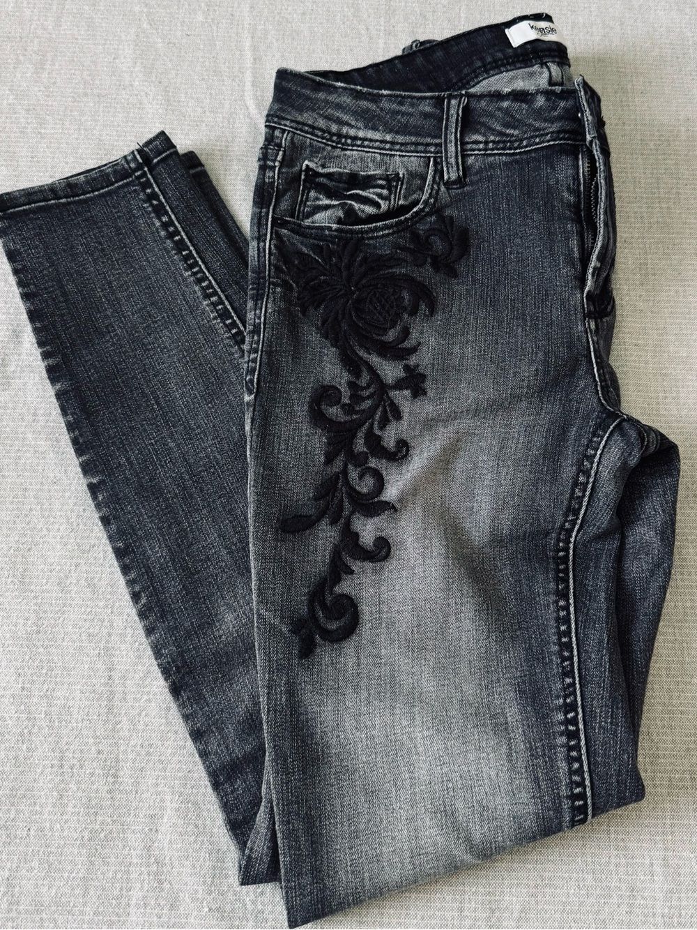 Black Kensie Cropped Denim Jeans 2